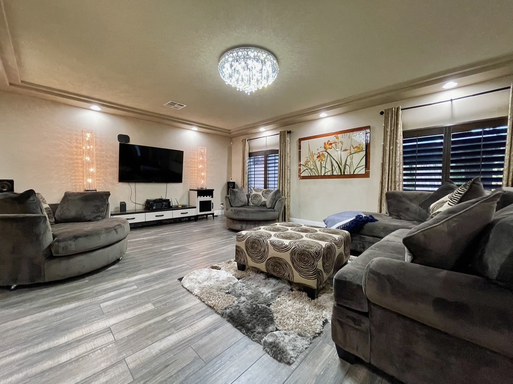 Upload Featured Image (This will be the primary image for the property listing)